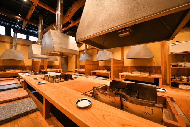 特注の熊の囲炉裏と梁